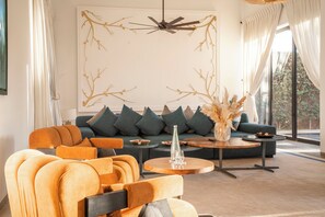 Smart TV, chimenea, videojuegos, reproductor de DVD