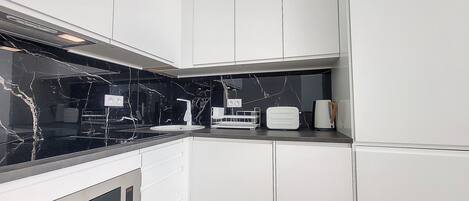 Réfrigérateur, micro-ondes, lave-vaisselle, cafetière/bouilloire