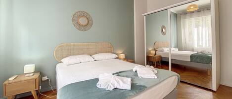 1 soverom og strykejern/-brett