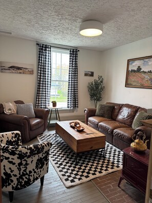 Smart TV, fireplace - Welcome to Victorian by the bay
Built in 1830 the oldest home in the village (Saint Martins)