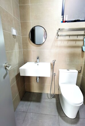 Secadora de cabello, bidet, toallas, jabón 