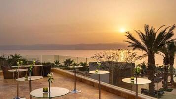 Khu ẩm thực ngoài trời