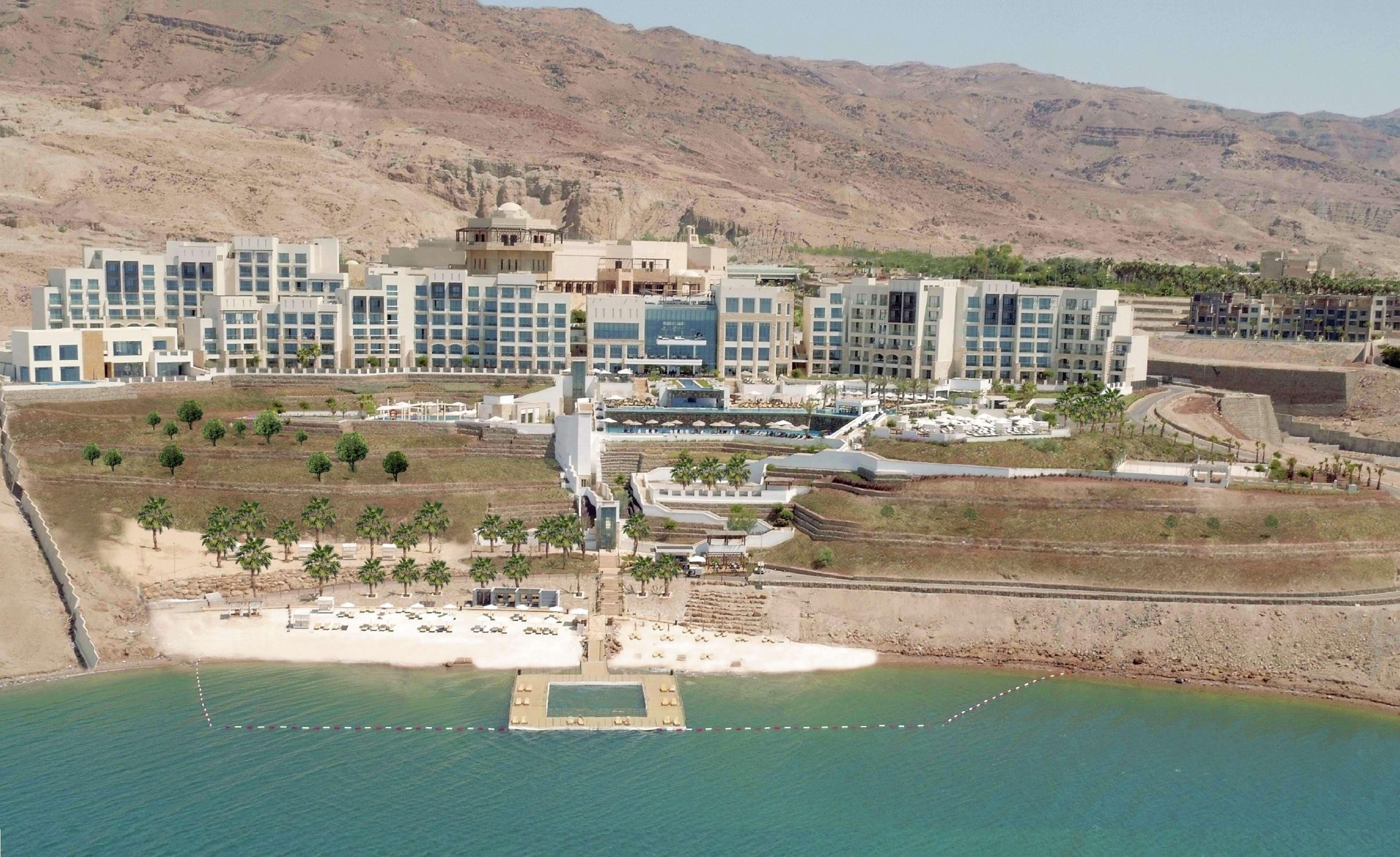 Een resort met meerdere gebouwen, een strand en een zwembad.