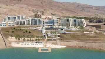 Een resort met meerdere gebouwen, een strand en een zwembad.
