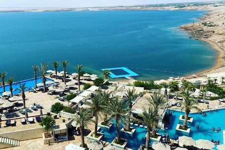 Piscina al aire libre. Hilton Dead Sea Resort & Spa
