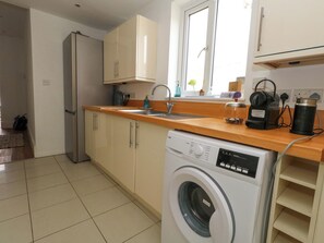 Cottage | Private kitchen | Cookware/dishes/utensils - Weymouth Seaside House (Weymouth)