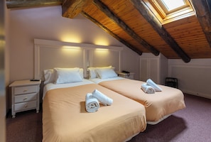 Chambre Quadruple Classique, non-fumeur, dans la tour