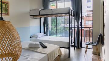 Habitación cuádruple, balcón, vistas a la ciudad | Wifi gratis