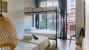 Habitació quàdruple, balcó, vistes a la ciutat | Wifi gratuïta 