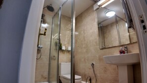 Shower, hair dryer, towels, soap - Stylish 5BR/3BA Duplex in Prime London Zone 2 | Near River, Tube & Parks (London)