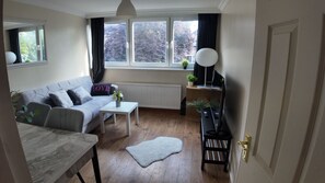 Smart TV - Stylish 5BR/3BA Duplex in Prime London Zone 2 | Near River, Tube & Parks (London)