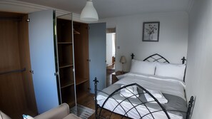 5 bedrooms, iron/ironing board, free WiFi, bed sheets