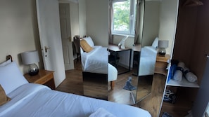 5 slaapkamers, een strijkplank/strijkijzer, gratis wifi, beddengoed