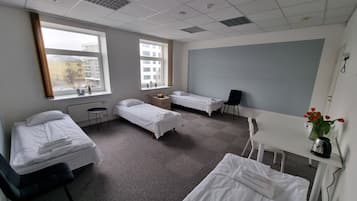 Habitación cuádruple básica, vista a la ciudad | Tabla de planchar con plancha y wifi gratis
