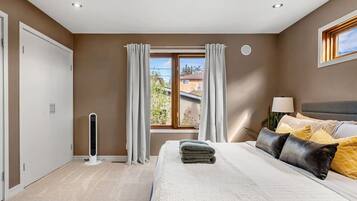 3 bedrooms, desk, iron/ironing board, travel cot