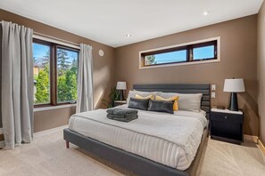 3 間睡房、書桌、熨斗/熨衫板、可攜式嬰兒床