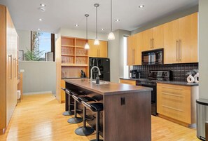 雪櫃、微波爐、焗爐、爐具