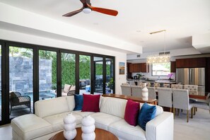 Smart TV, table tennis, stereo