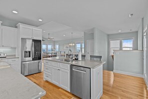 Kylskåp, mikrovågsugn, ugn och spishäll