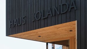 A modern building facade with the name "HAUS JOLANDA" prominently displayed. - Haus Jolanda by we rent (Piesendorf)