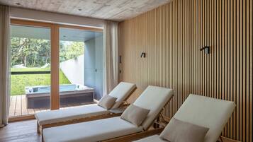 Sauna, hot tub