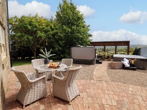 Outdoor dining - Crossbutts Farmhouse (Whitby)