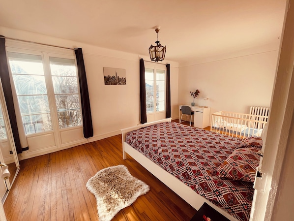 6 bedrooms, iron/ironing board, WiFi, bed sheets