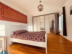 6 bedrooms, iron/ironing board, WiFi, bed sheets