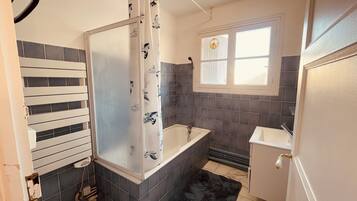 Dusj, hårføner, bidé og håndklær