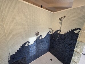 Douche, sèche-cheveux, serviettes fournies, savon