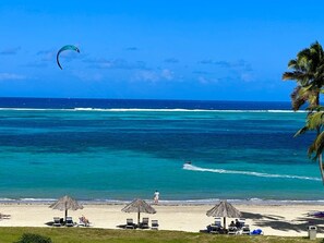 Chaises longues, serviettes de plage