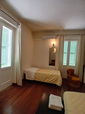 3 bedrooms, iron/ironing board, bed sheets