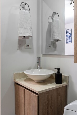 Haartrockner, Handtücher, Seife, Toilettenpapier