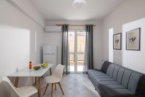 35-inch Smart TV with cable channels - Happy Apartments (Heraklion)
