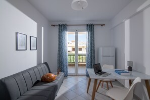 35-inch Smart TV with cable channels - Happy Apartments (Heraklion)