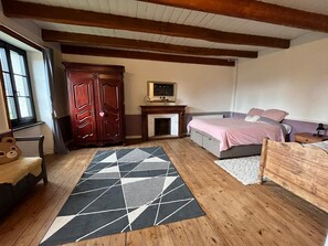 4 bedrooms, iron/ironing board, WiFi, bed sheets