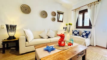 Apartamento família, sacada, vista para o jardim | Área de estar