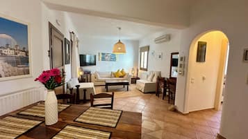 Apartamento família, sacada, vista para o jardim | Área de estar