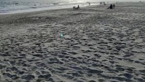 A beach with footprints and people in the distance. - Crystal Towers 609, Corner Unit
Your Perfect Beach Getaway Awaits You! (Gulf Shores)