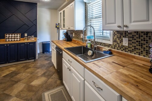 FarnamFieldhouse+HotTub+EpicGameRoom+FirePit+Mural