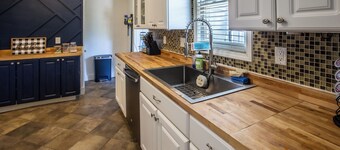 FarnamFieldhouse+HotTub+EpicGameRoom+FirePit+Mural