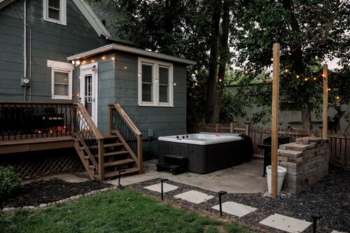 FarnamFieldhouse+HotTub+EpicGameRoom+FirePit+Mural