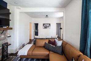 Smart TV, video games, table football, ping pong - FarnamFieldhouse+HotTub+EpicGameRoom+FirePit+Mural (Omaha)