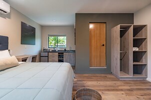 Standard Studio | Desk, free WiFi