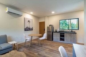 Comfort Apartment | Private kitchen | Fridge, stovetop, cookware/dishes/utensils