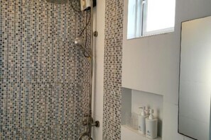 Douche, sèche-cheveux, serviettes fournies, savon