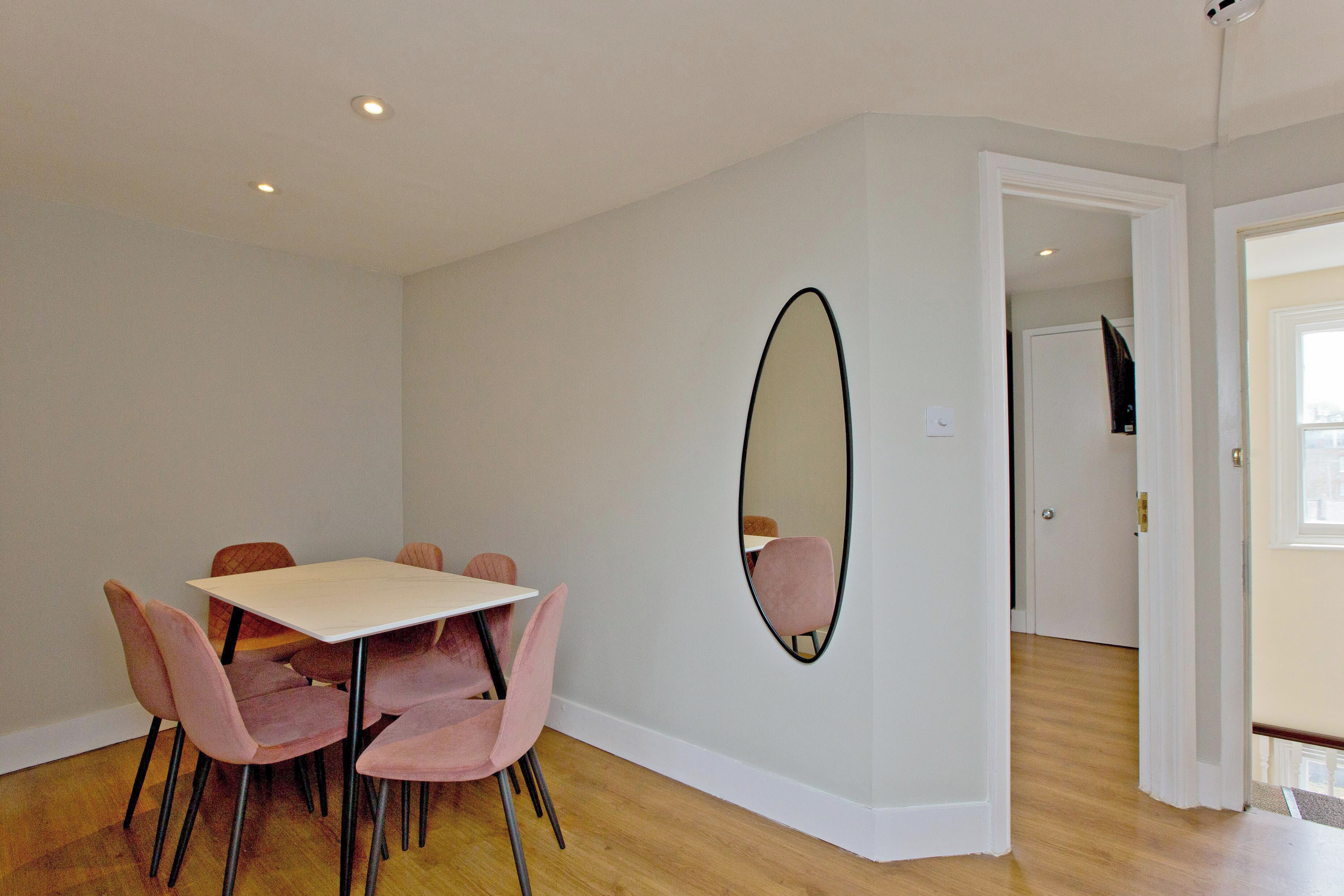 Apartment | Living area | Flat-screen TV