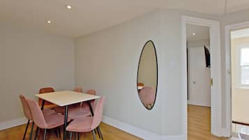 Apartment | Living area | Flat-screen TV