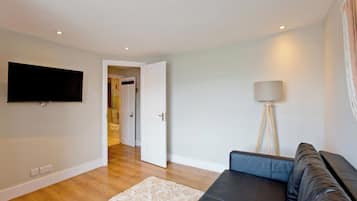 Apartment | Living area | Flat-screen TV