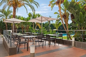 Outdoor dining - Ramada by Wyndham Valencia Almussafes (Ribera Baixa)